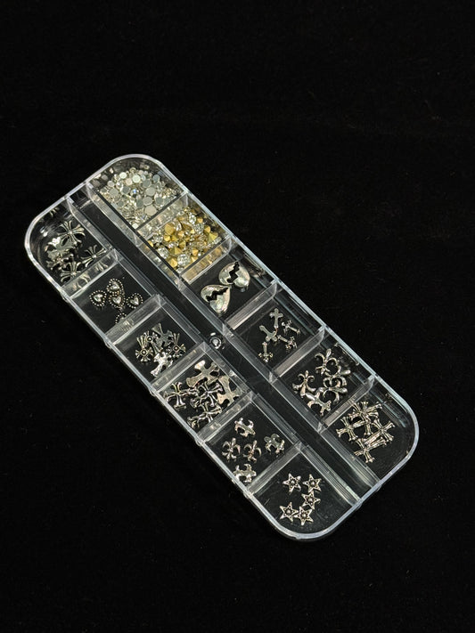 【単品注文不可・耳つぼシールとセット購入が必須】耳ツボジュエリーパーツ ネイルパーツ DIYグッズ クロムハーツ風セット