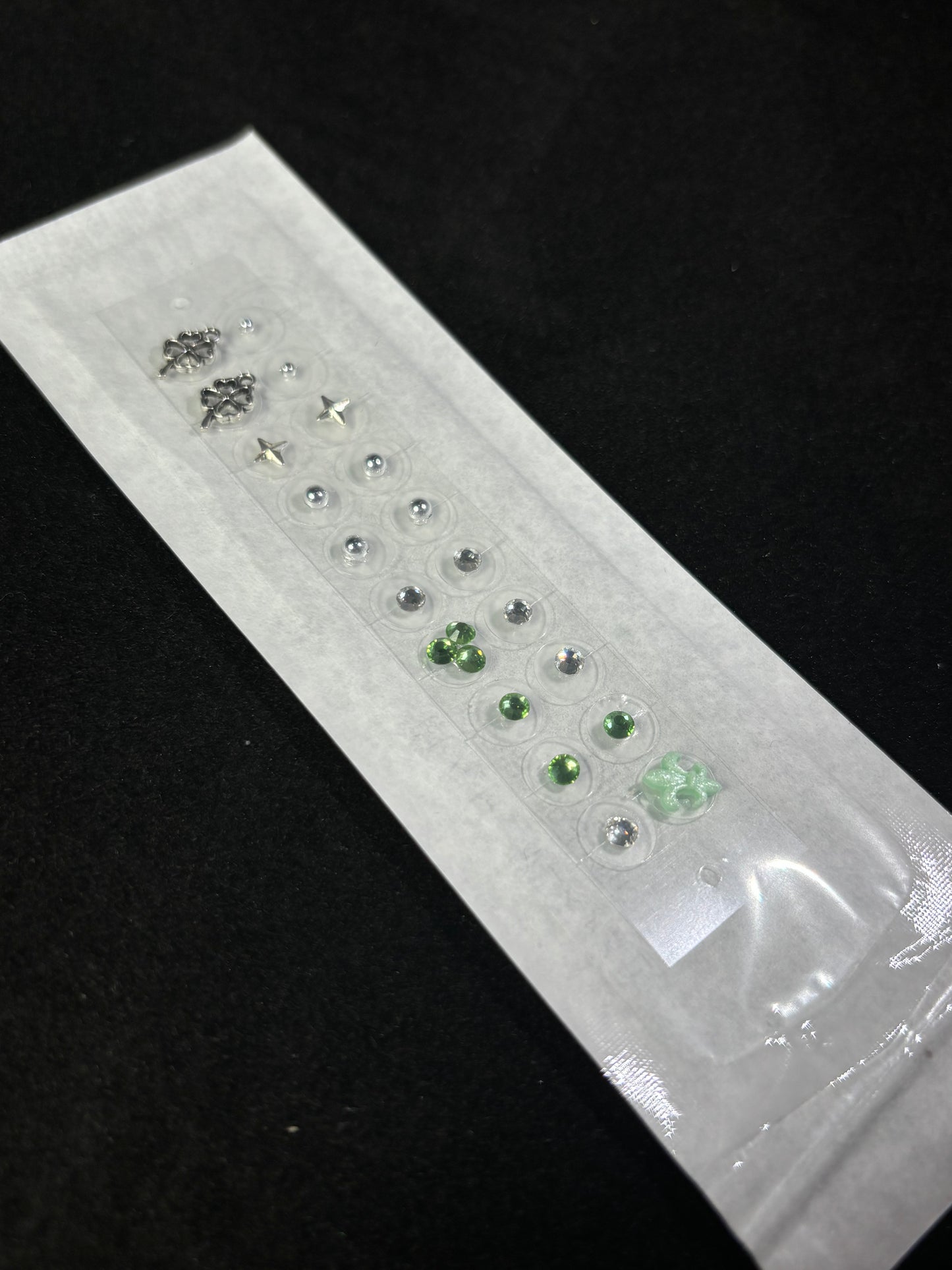 幸せの四つ葉 キラキラ可愛い耳つぼジュエリーシール ジュエリー風 ハンドメイド