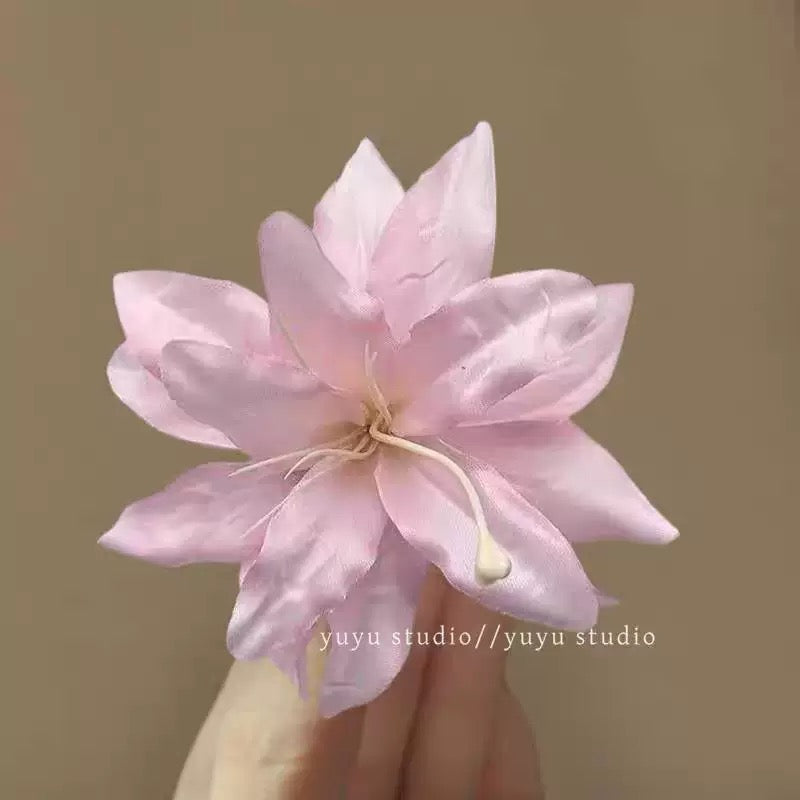 【単品】ヘアクリップ 花 フラワー クリップ 髪飾り 浴衣 着物 和服 和装 綺麗 上品 エレガント 高級 造花 ヘアアクセサリー サイドクリップ ビーチ 海 リゾート 結婚式 発表会 成人式 卒業式